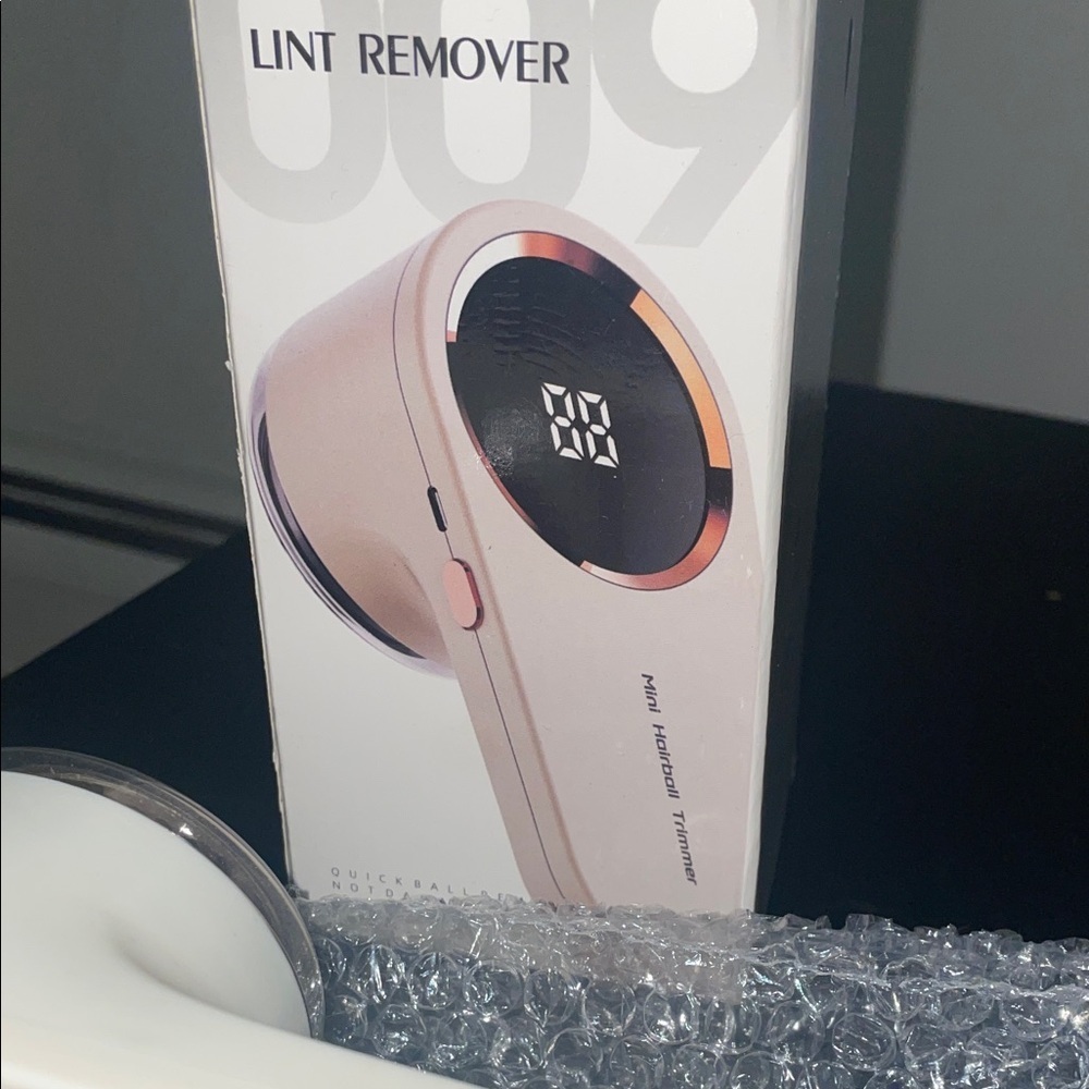 Electric Lint Remover in White and Black